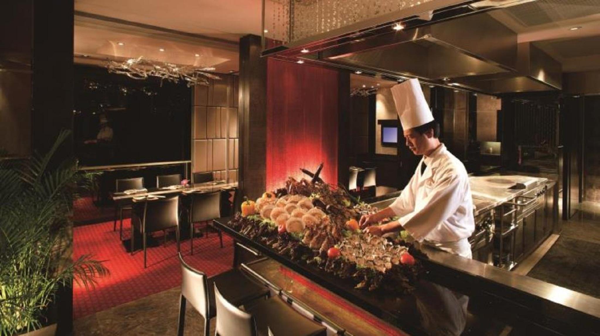 Royal Park Hotel Hong Kong Dış mekan fotoğraf A chef at work