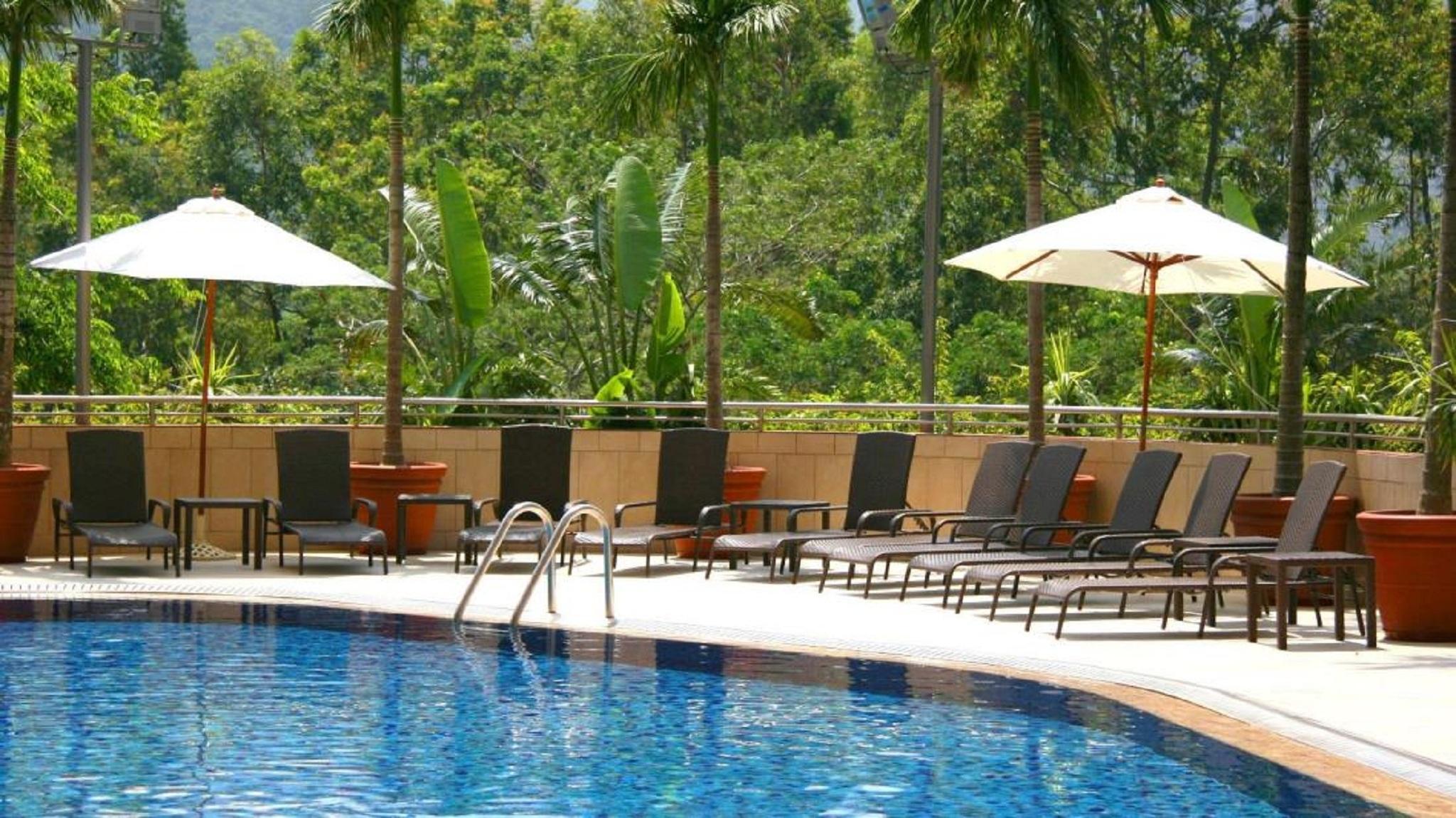 Royal Park Hotel Hong Kong Dış mekan fotoğraf The swimming pool at the hotel