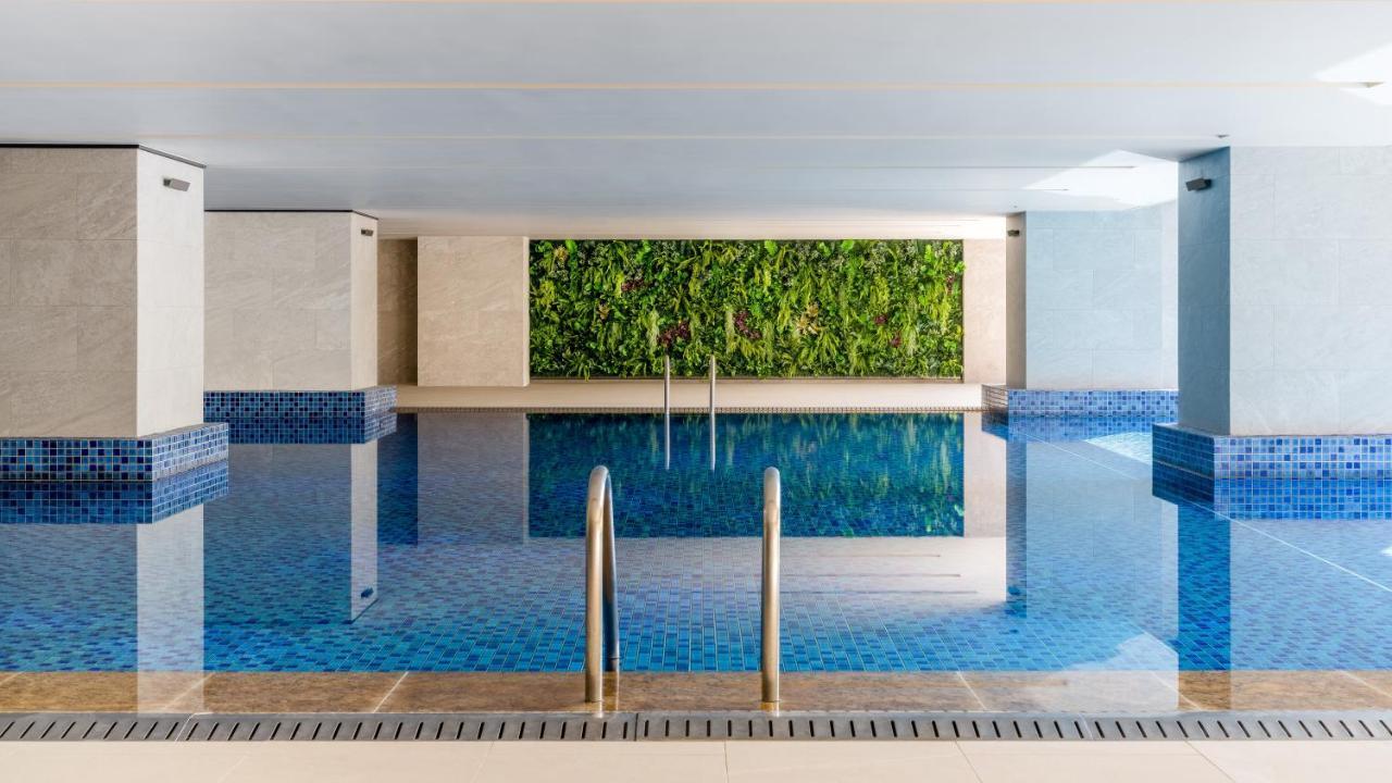 Royal Park Hotel Hong Kong Dış mekan fotoğraf The swimming pool at the hotel